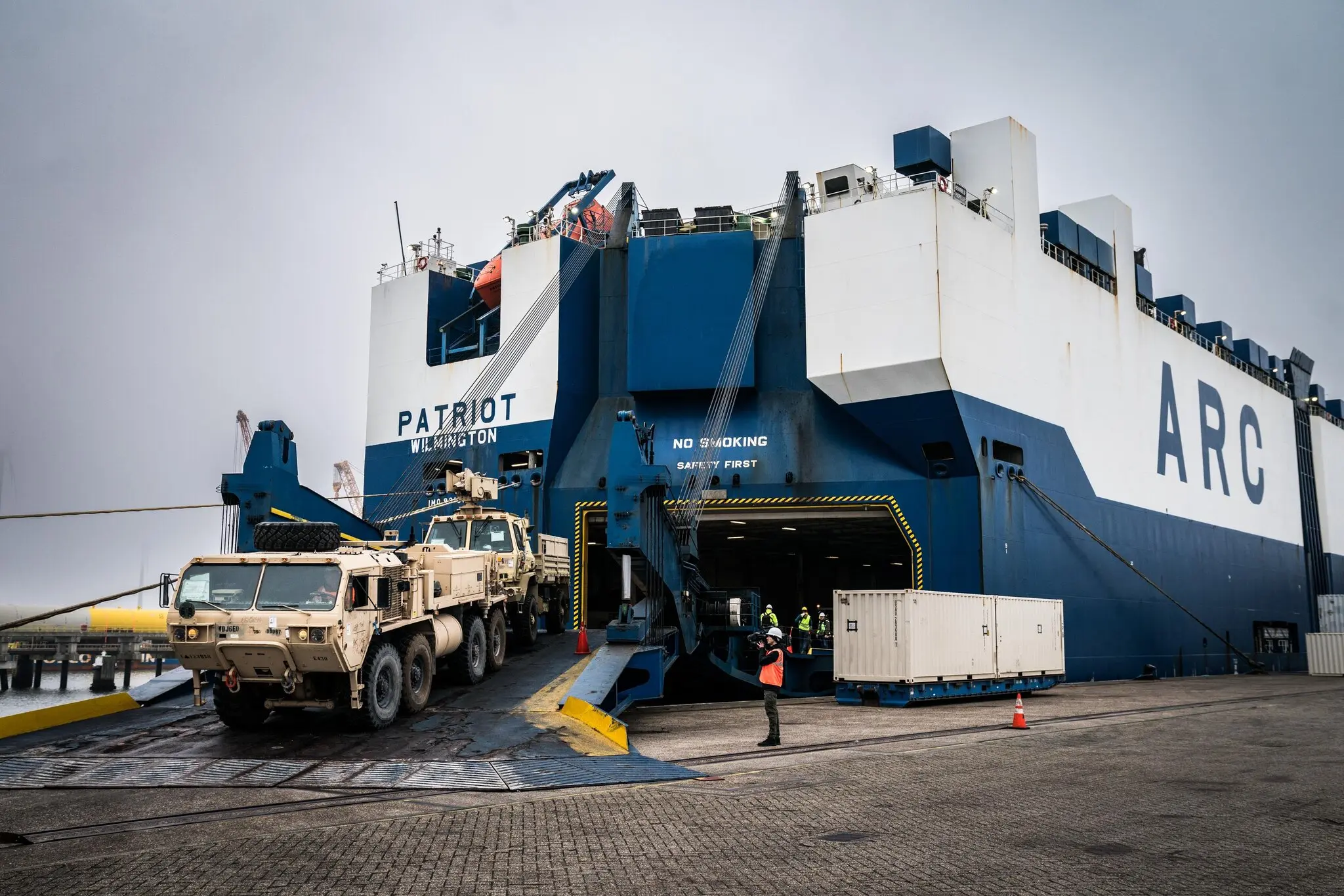 Транспортні засоби армії США та інше військове обладнання перевозяться через Нідерланди на шляху до Польщі в четвер,